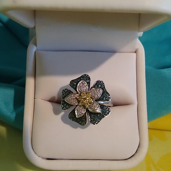 Affinity Diamond Flower Ring - Picture 5 of 8